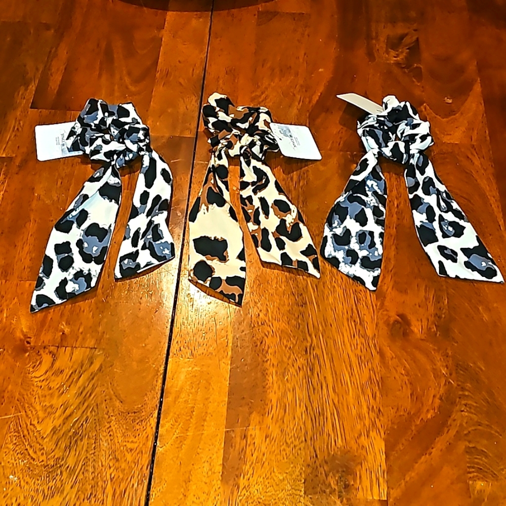 Nwts 4 womens hair accessories. Pony tail bows. Cheetah print